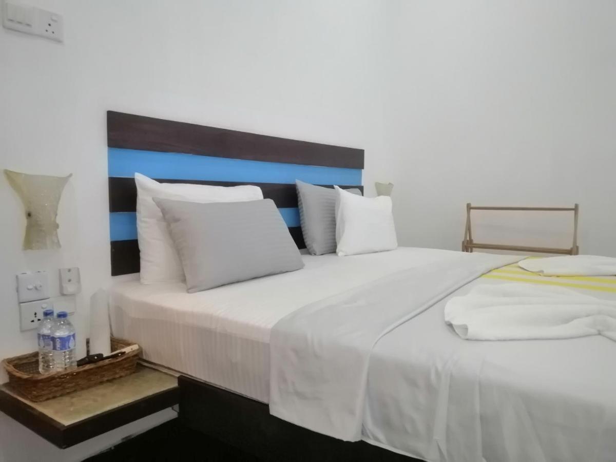 Le Petit Hotel & Restaurant Негомбо Екстер'єр фото