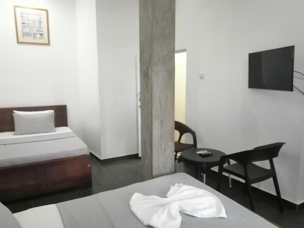 Le Petit Hotel & Restaurant Негомбо Екстер'єр фото