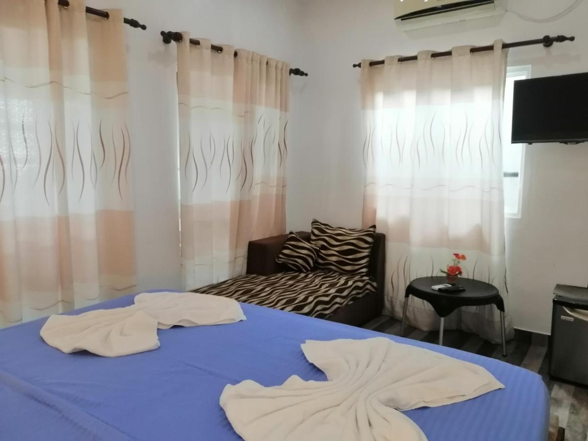 Le Petit Hotel & Restaurant Негомбо Екстер'єр фото