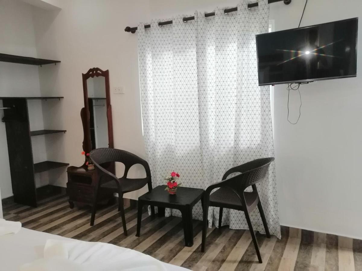 Le Petit Hotel & Restaurant Негомбо Екстер'єр фото