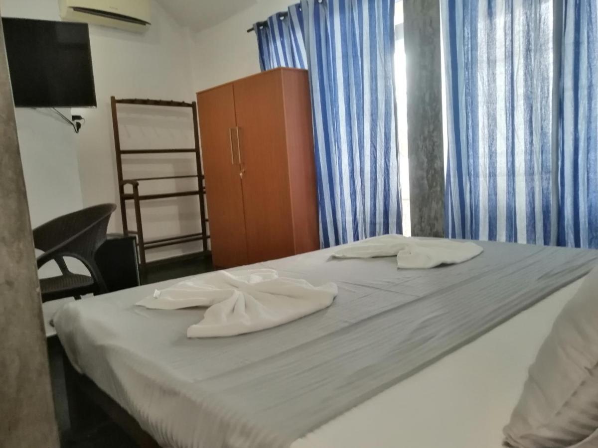 Le Petit Hotel & Restaurant Негомбо Екстер'єр фото