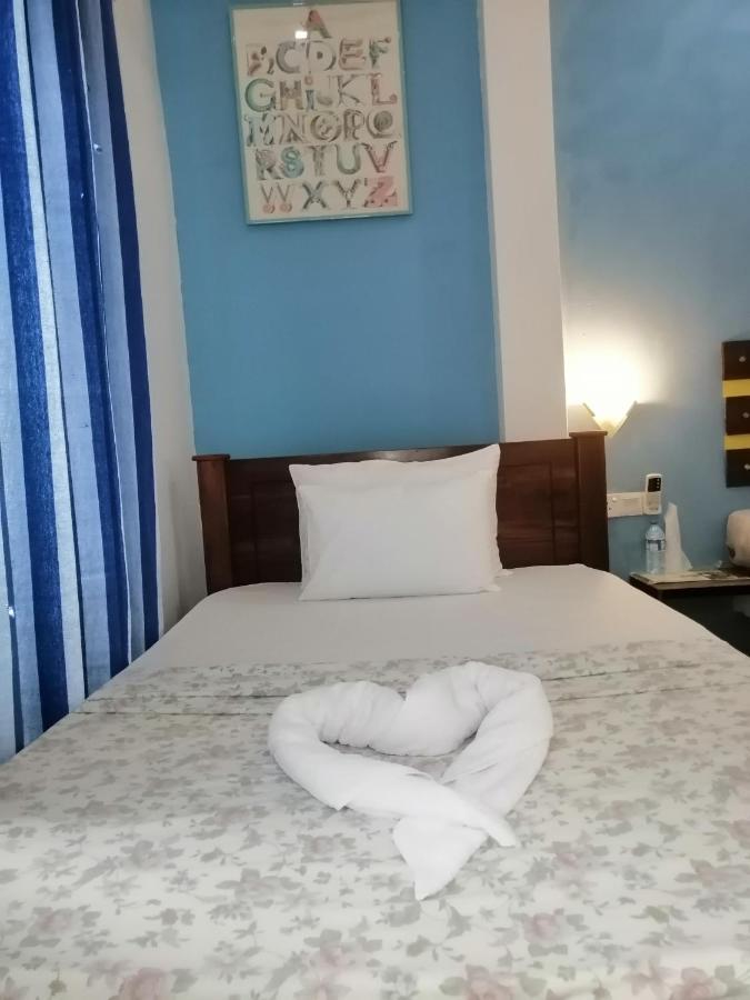 Le Petit Hotel & Restaurant Негомбо Екстер'єр фото