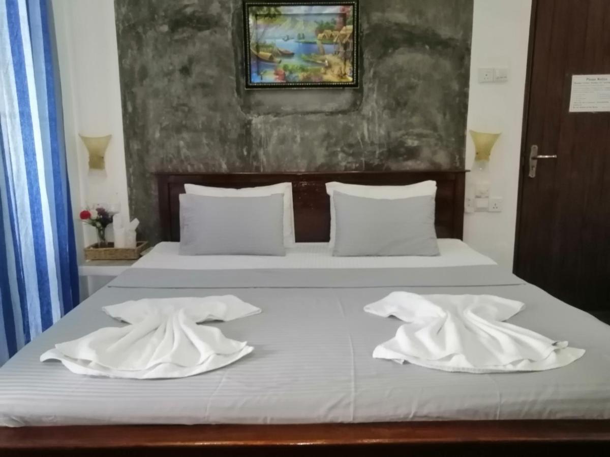 Le Petit Hotel & Restaurant Негомбо Екстер'єр фото