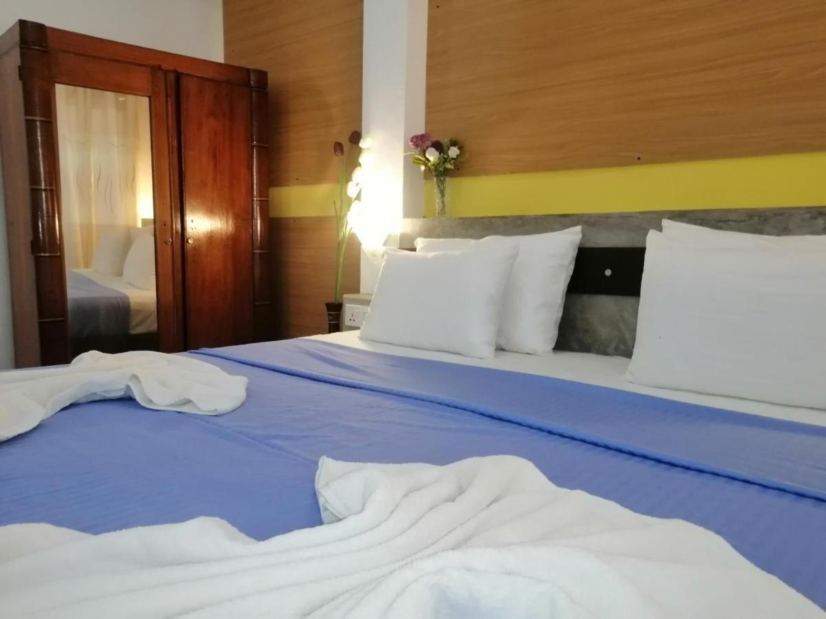 Le Petit Hotel & Restaurant Негомбо Екстер'єр фото