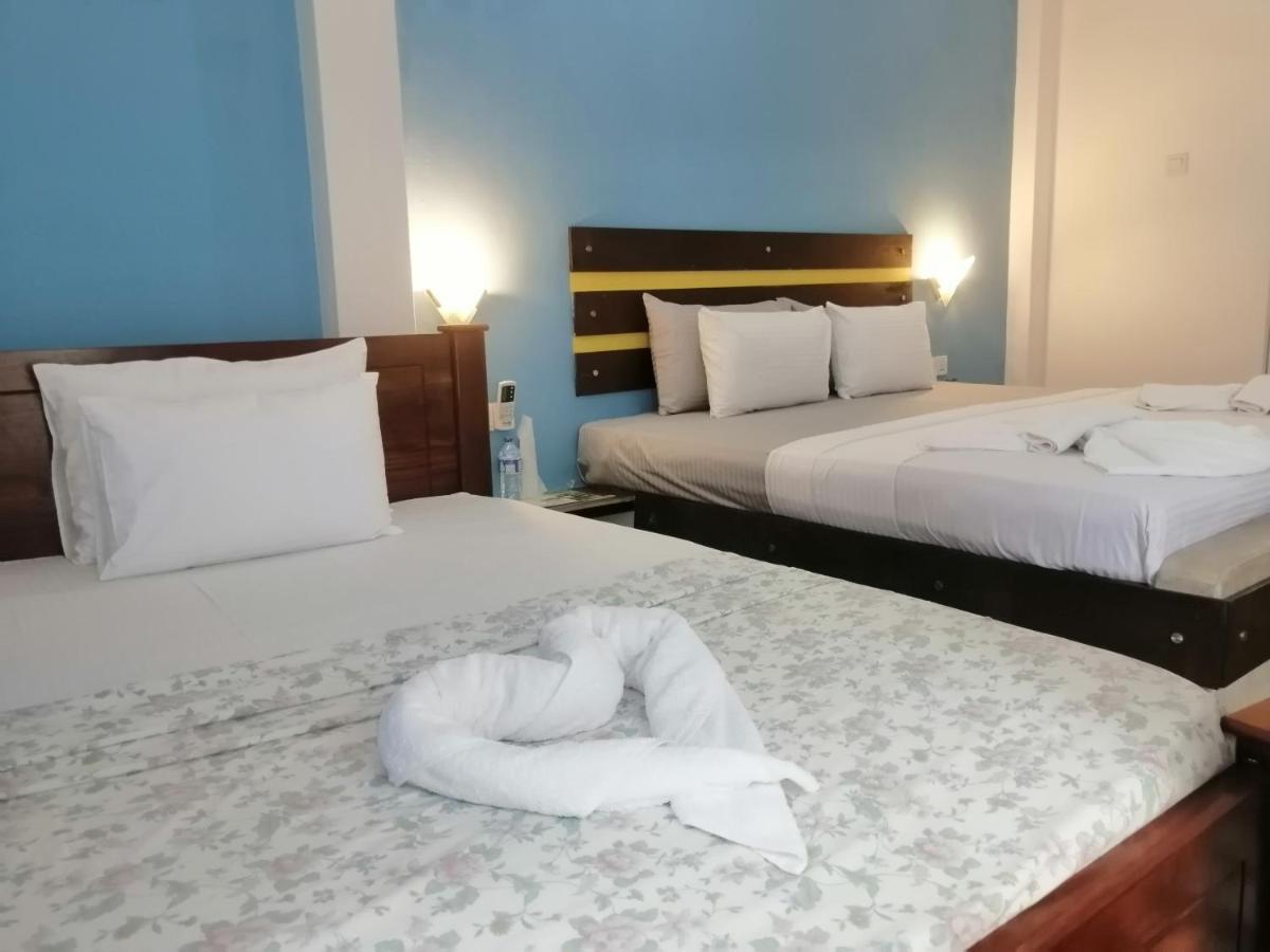 Le Petit Hotel & Restaurant Негомбо Екстер'єр фото