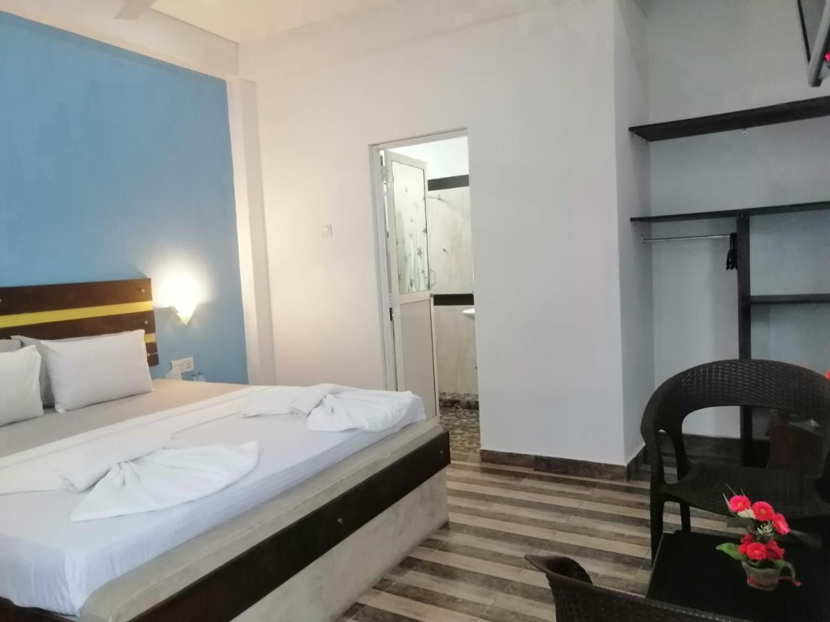 Le Petit Hotel & Restaurant Негомбо Екстер'єр фото