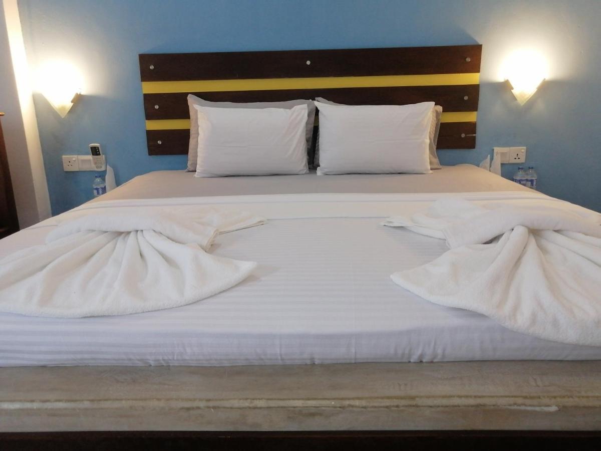 Le Petit Hotel & Restaurant Негомбо Екстер'єр фото