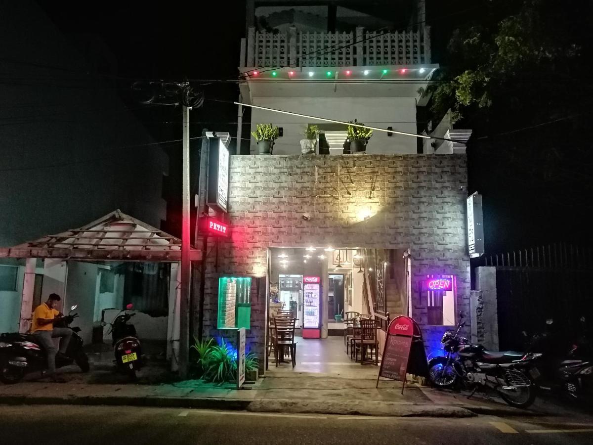 Le Petit Hotel & Restaurant Негомбо Екстер'єр фото