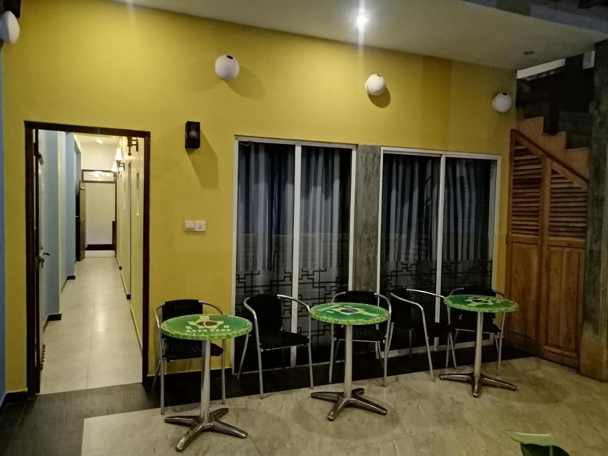 Le Petit Hotel & Restaurant Негомбо Екстер'єр фото