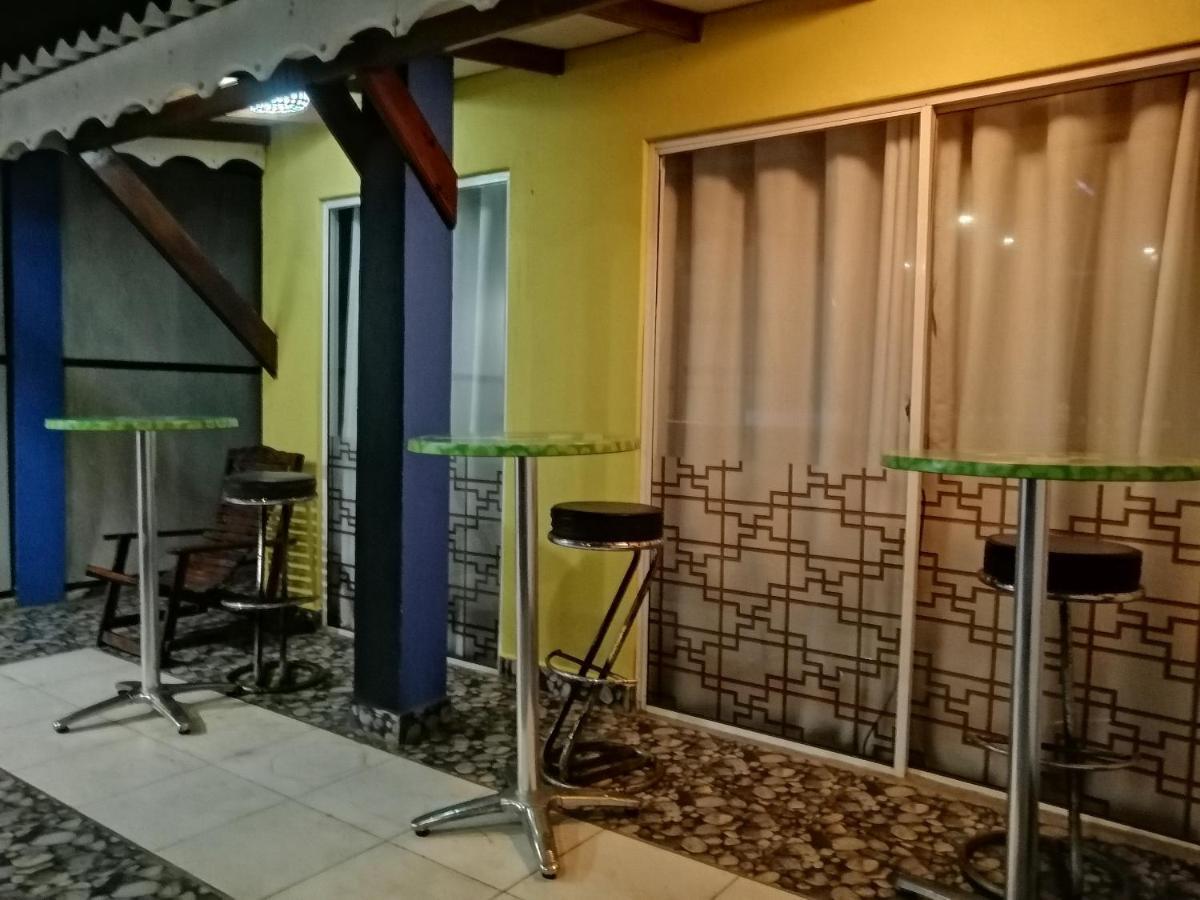 Le Petit Hotel & Restaurant Негомбо Екстер'єр фото